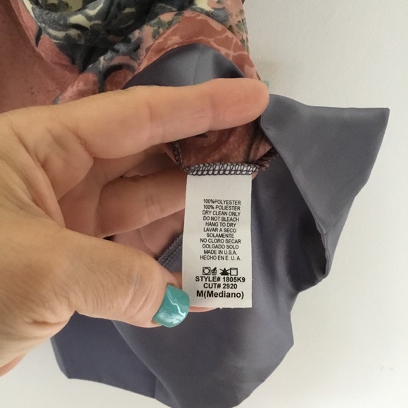 🌷Myan Abstract Floral Top🌷 - Picture 5 of 9